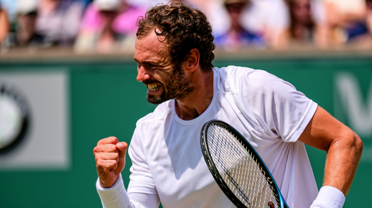 伟德体育 - 温网2026：资格赛黑马 Safiullin 与 Mochizuki 逆袭 八强战将挑战 Djokovic 与 Sinner - 伟德体育平台